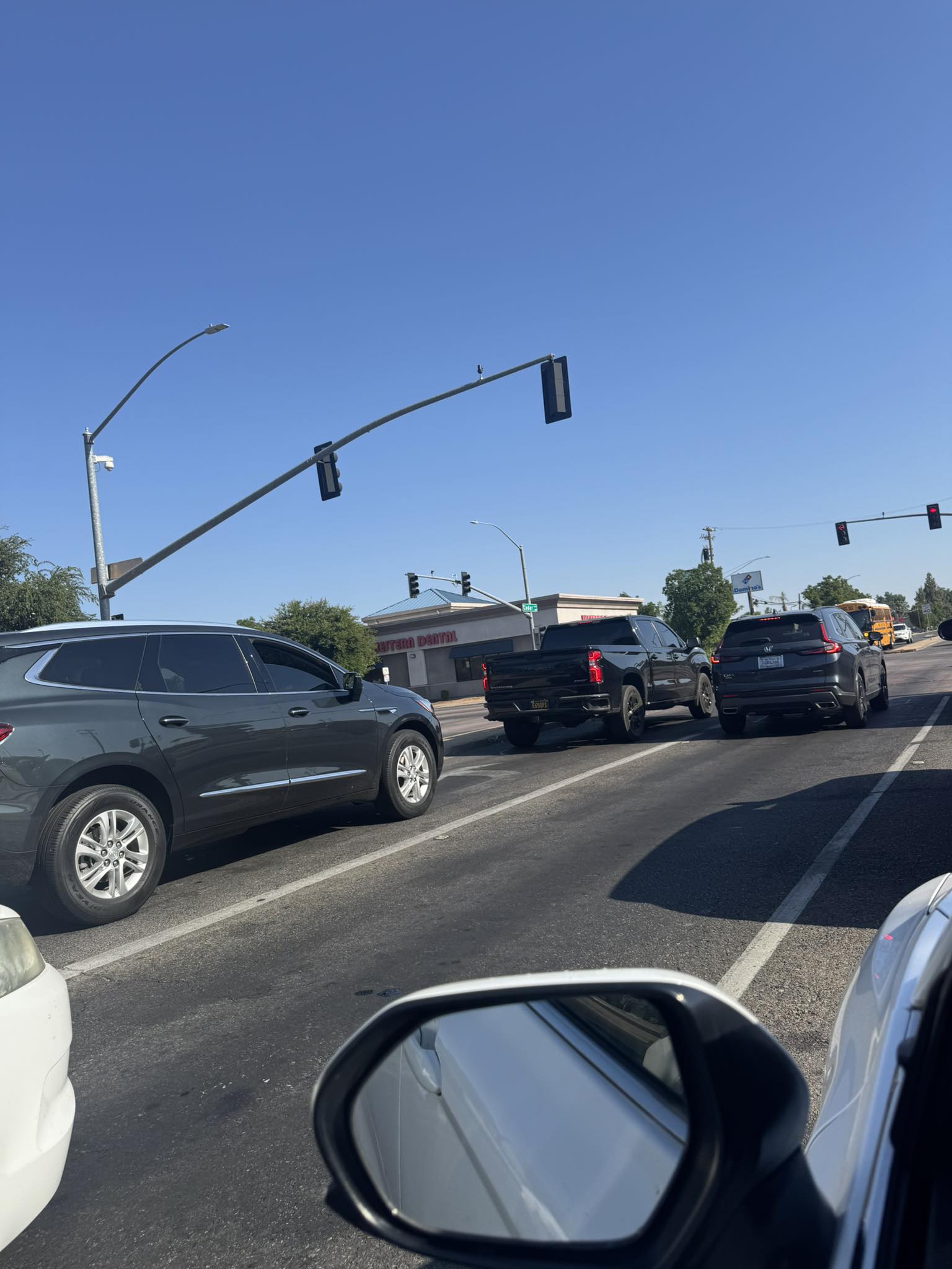 🚨 ALERTA COMUNITARIA: Redada de Migración en Fresno, California – Pareja Hispana Arrestada y Niño Abandonado